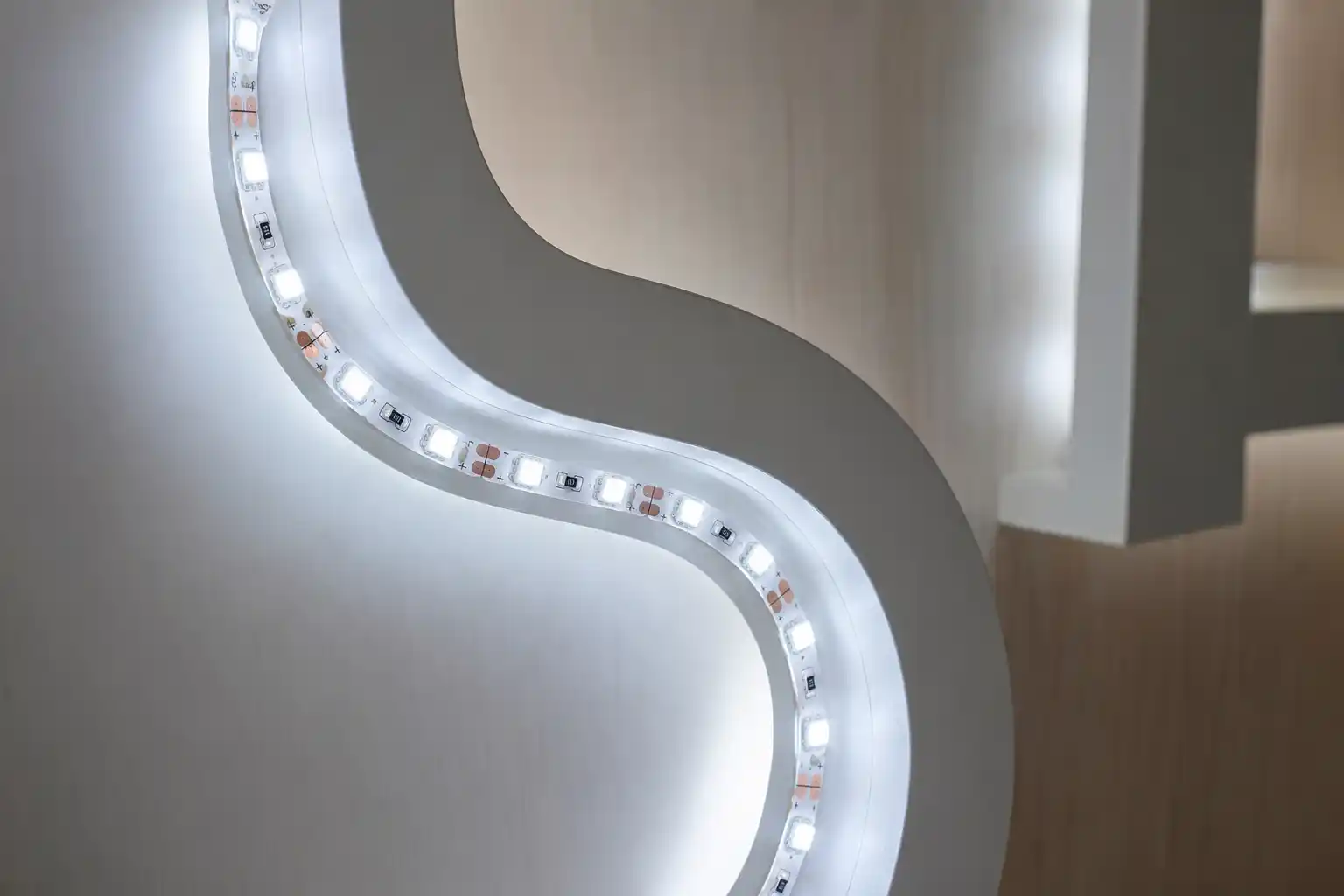 Ohebný LED pásek v hliníkovém profilu — IP20, CE, RoHS, životnost 50 000h, záruka 36 měsíců